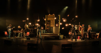 L’ensemble des comédiens de Gaz Bar blues est en permanence présent sur la scène de Duceppe. Crédit photo : Danny Taillon.