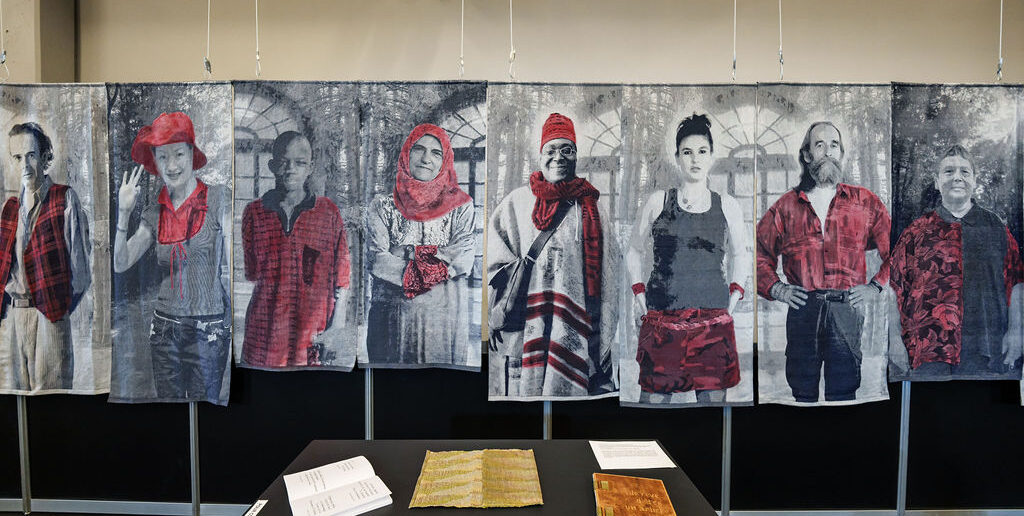 Le Salon accueille une exposition de Louise Lemieux Bérubé, une pionnière reconnue pour son utilisation novatrice des techniques Jacquard pour le tissage. Crédit photo : Benoit Rousseau