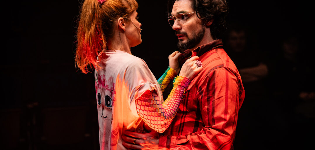 Noémie O'Farrell et Victor Andres Trelles Turgeon dans une scène de Judy, un spectacle écrit et mis en scène par Gabrielle Lessard. Crédit photo : Sylvie-Ann Paré.