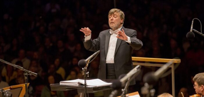 Sir Andrew Davis conducts/Photo: Todd Rosenberg