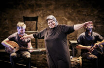 Laila Chahrour, Abed Kobeissy et Ali Hout dans Du temps où ma mère racontait. Crédit photo :Christophe Raynaud de Lage