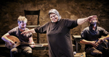 Laila Chahrour, Abed Kobeissy et Ali Hout dans Du temps où ma mère racontait. Crédit photo :Christophe Raynaud de Lage