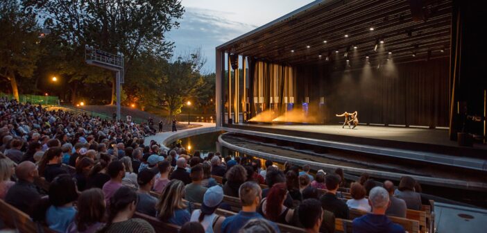 Le Théâtre de Verdure, qui a été rénové en 2022, offre une programmation éclectique au cœur du parc La Fontaine. Crédit photo: Ville de Montréal.