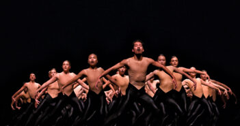 Les interprètes de Ballet BC et d'Arts Umbrella dans BOLERO X, de Shahar Binyamini. Photo de Michael Slobodian.