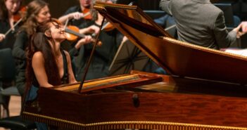 Élisabeth Pion plays piano