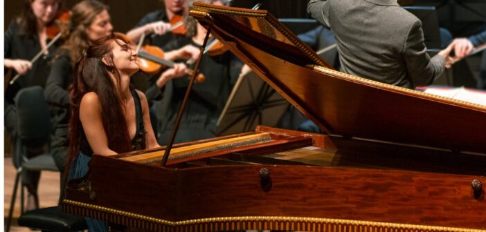 Élisabeth Pion plays piano