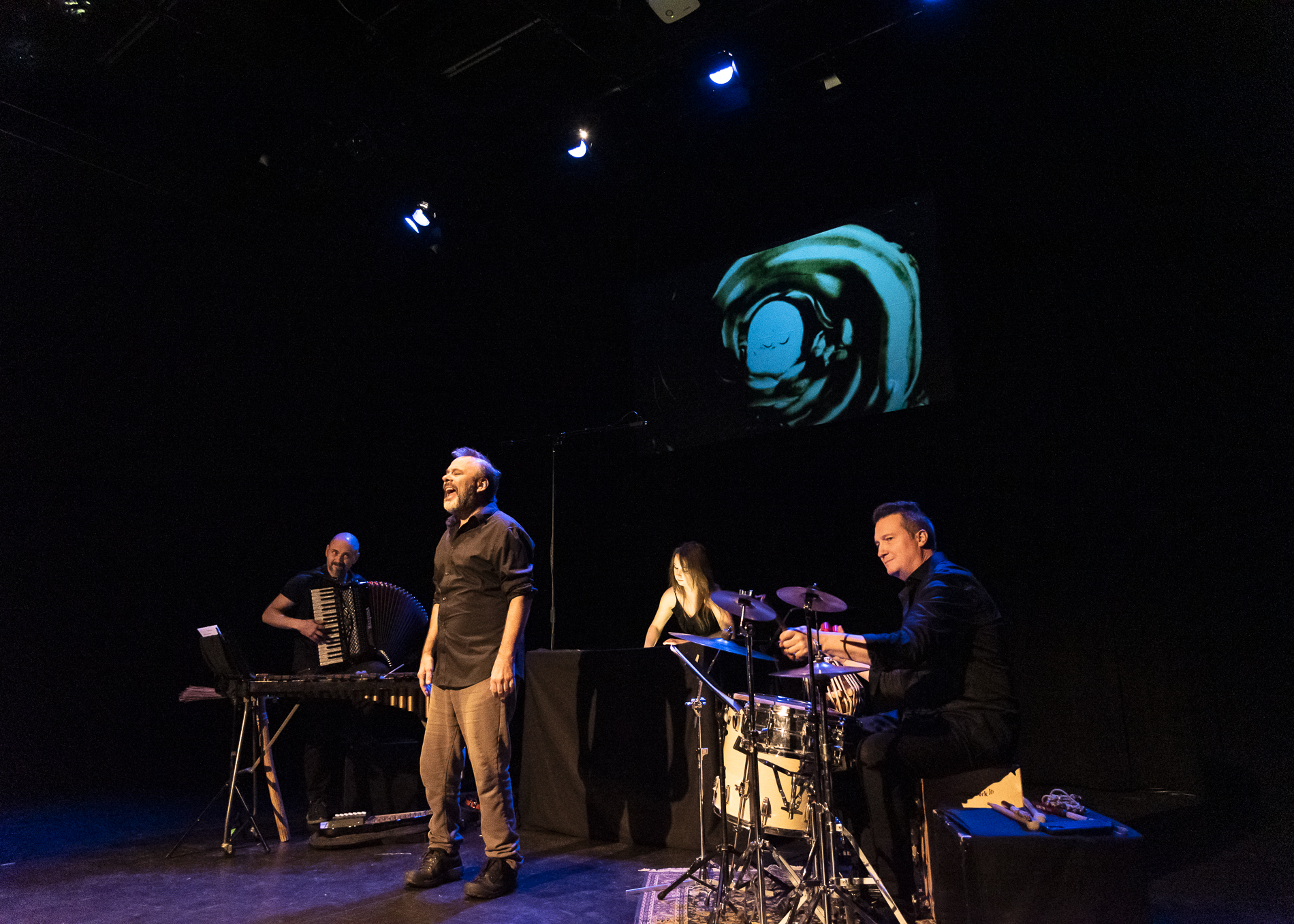 Le travail au théâtre de sable de Catherine Gignac est projeté sur un écran. Avec Jocelyn Sioui et les musiciens Luzio Altobelli, Bertil Schulrable, Catherine Gignac. Crédit photo : Caroline Rousseau Merveillie. 